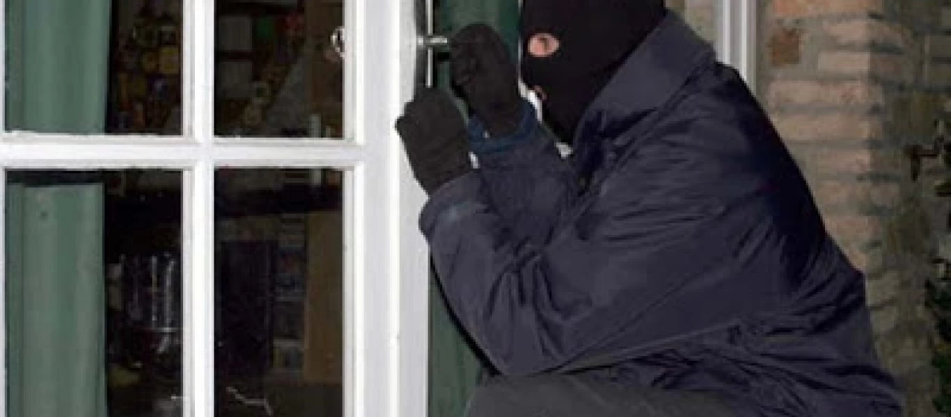 Εύβοια: Άντρας κατάφερε να ακινητοποιήσει κλέφτη μέσα στο ίδιο του το σπίτι - Συνελήφθη από αστυνομικούς